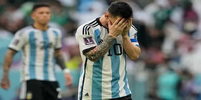 Lionel Messi xác lập nhiều kỷ lục trong ngày Argentina thua sốc