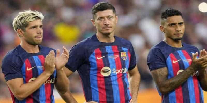 Lewandowski chưa thể giúp đội bóng Barca vơi được "nỗi nhớ" M10